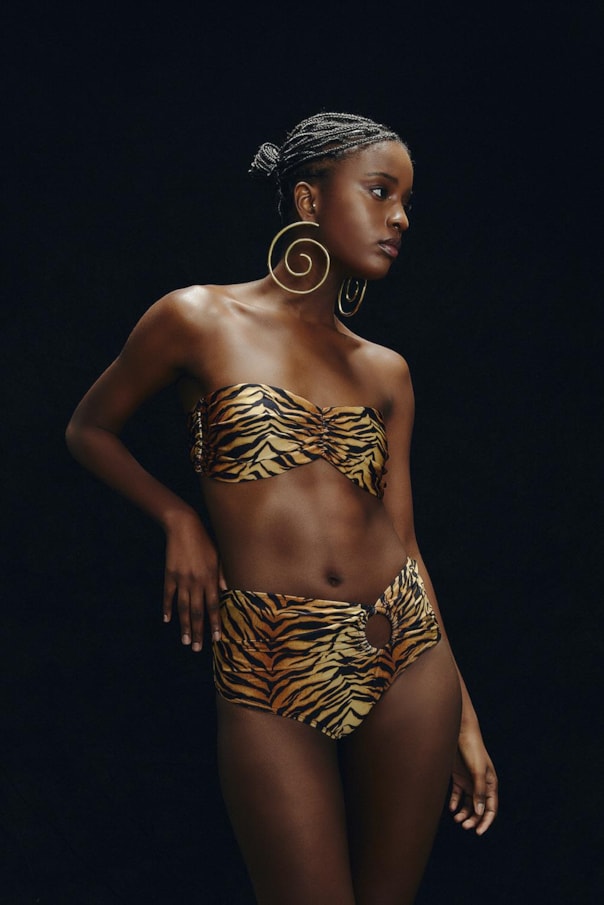 TOP LIVIA FRANZIDO ESTAMPA TIGRA E TANGA HOT PANTS LIVIA ESTAMPA TIGRA