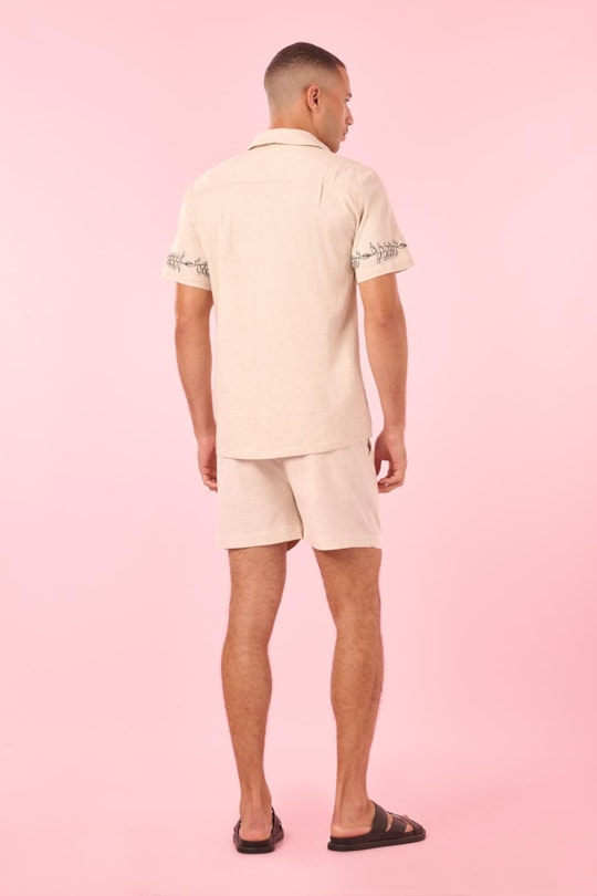 Camisa Florida Bordado Heliconia Liso